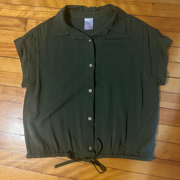 Cropped Button-up Shirt - Picture 1 of 4